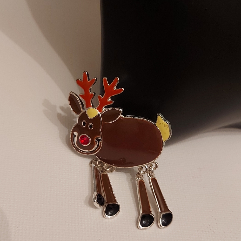 Elk pin/brooch with moving legs